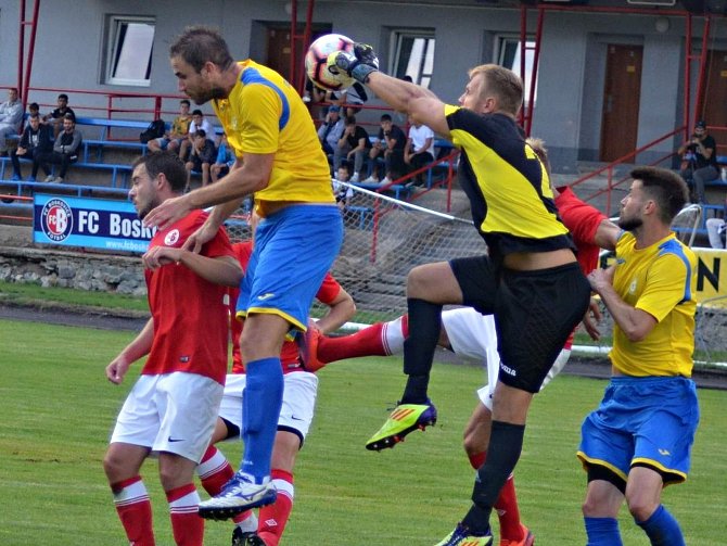 Fotbalisté Ivančic (na snímku ve žlutomodrých dresech) bojují o záchranu v krajském přeboru.