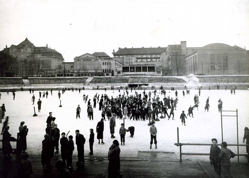 Kluziště v zimě 1935.