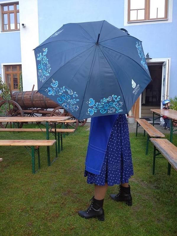 První deštníky malovala Martina Janochová pro Muzeum obce Kobylí.