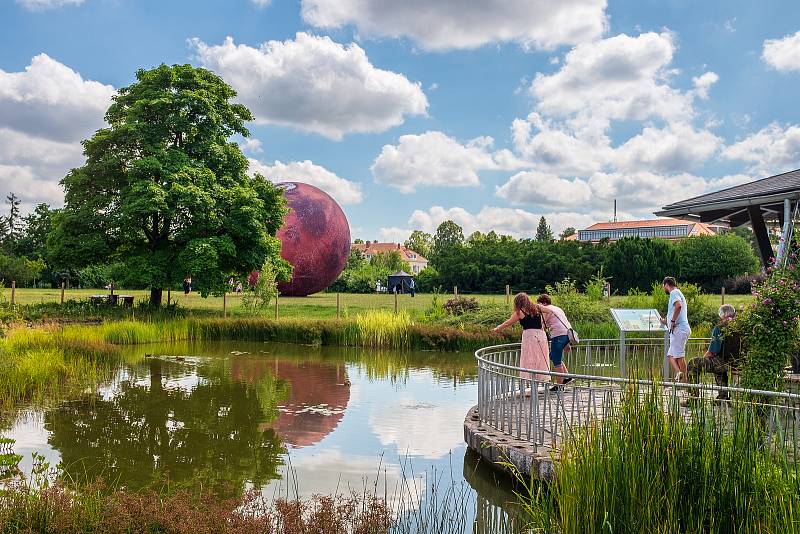 Nafouknutý model planety Mars přilákal stovky lidí na kraví horu. Pracovníci hvězdárny a sdružení VISUALOVE tak předvedli další ze svých pečlivě připravených projektů. Po modelu planety Země a jejího satelitu Měsíc přibyl Mars se svým detailním povrchem.