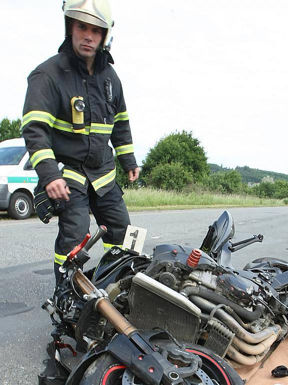 Jedno zranění si vyžádala páteční srážka Fiatu Punto a motorky Suzuki na silnici mezi Kuřimí a Českou na Brněnsku. Nehoda se stala ve čtyři hodiny odpoledne.