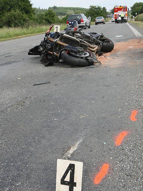 Jedno zranění si vyžádala páteční srážka Fiatu Punto a motorky Suzuki na silnici mezi Kuřimí a Českou na Brněnsku. Nehoda se stala ve čtyři hodiny odpoledne.