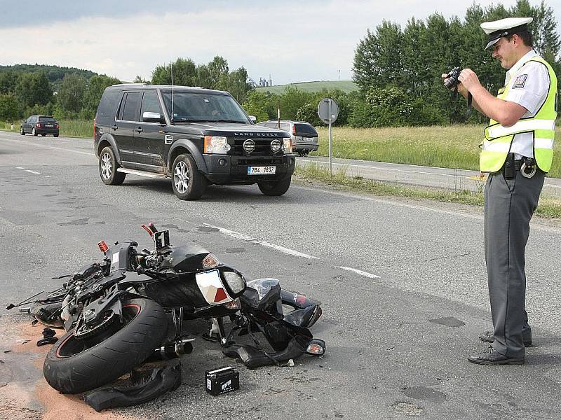 Jedno zranění si vyžádala páteční srážka Fiatu Punto a motorky Suzuki na silnici mezi Kuřimí a Českou na Brněnsku. Nehoda se stala ve čtyři hodiny odpoledne.