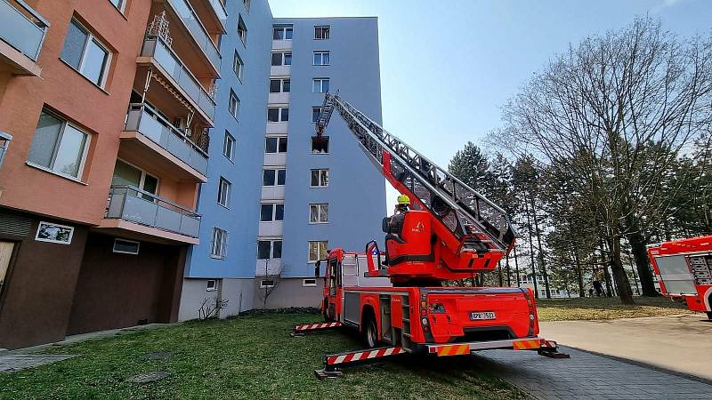 S transportem ženy pomohli hasiči.