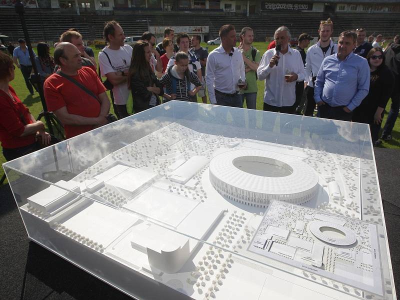 Před třemi lety představitelé města Brna slavnostně ukazovali maketa plánovaného nového fotbalového stadionu za Lužánkami. Od té doby se kupředu nepokročilo...