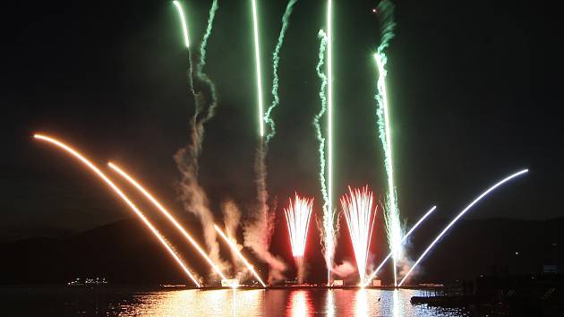 Dejte průchod emocím - takový měl název ohňostroj, se kterým se představila polská pyrotechnická skupina Surex.