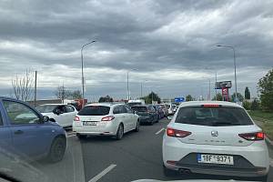 Cesta od Avionu po konec Hněvkovského ulice trvala v pondělí ráno asi půl hodiny.