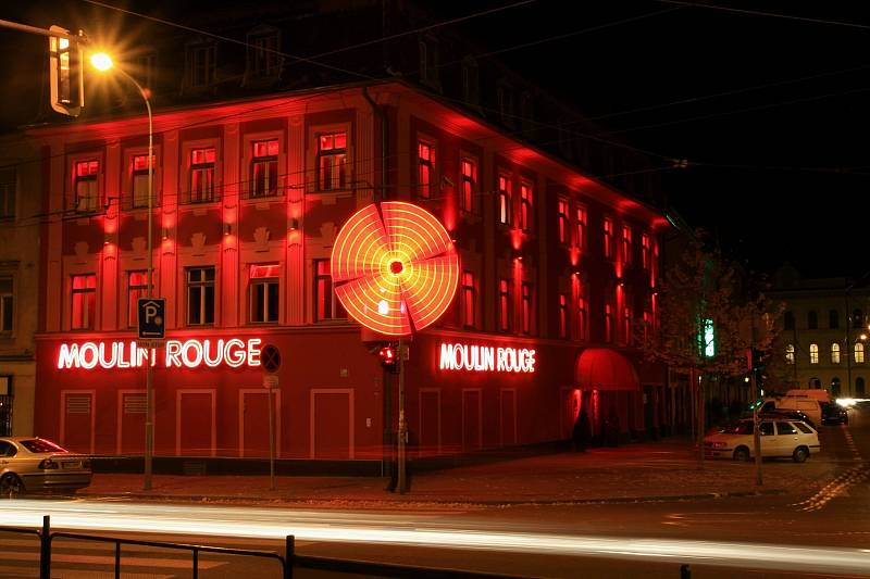 Slavný nevěstinec Moulin Rouge patřil mezi symboly brněnských devadesátek. Podnik zavřel loni po dlouhých 27 letech. Takto lákal zákazníky.