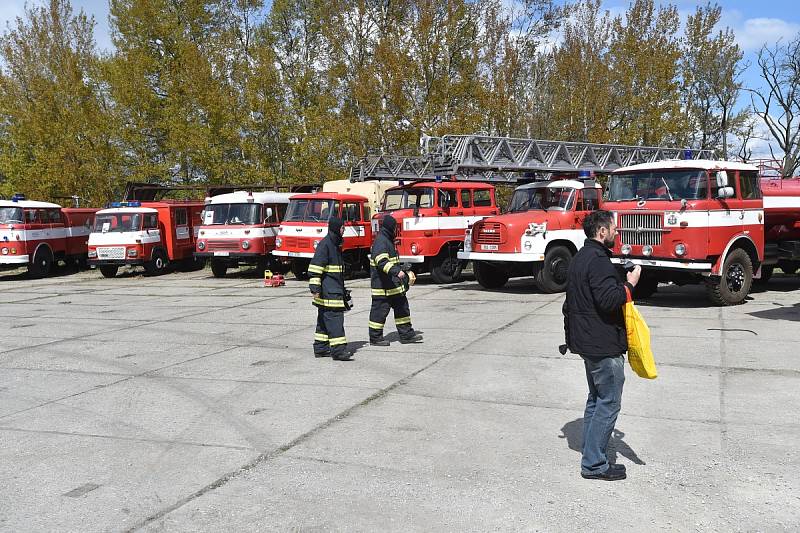 Výstava brněnského technického muzea lákala na přehlídku historických hasičských vozů, vojenských aut i starých autobusů.