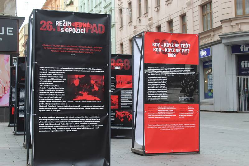 Železnou oponu a smrt lidí při pokusu o emigraci připomíná také výstava, která v neděli začala v Kobližné ulici. Iniciativa Společně Brno připravila několik panelů, připomínajících období minulého režimu.