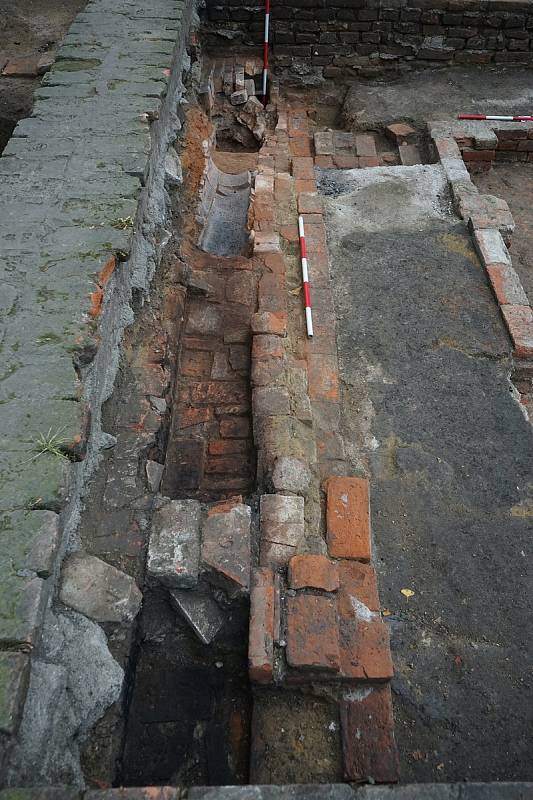 Archeologický výzkum na místě někdejšího Mendelova skleníku na Starém Brně. Topný kanál rozvádějící teplo skleníkem.