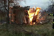 Hasiči vyjížděli k požáru dřevěné boudy v brněnských Tuřanech.