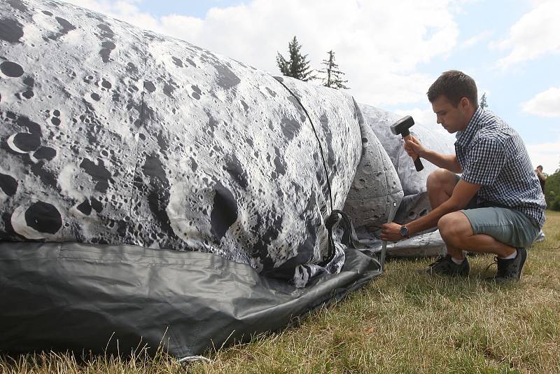 Nafukovacího Měsíce a Země se už lidé v Brně dotknout mohli. Nyní je čeká Mars.