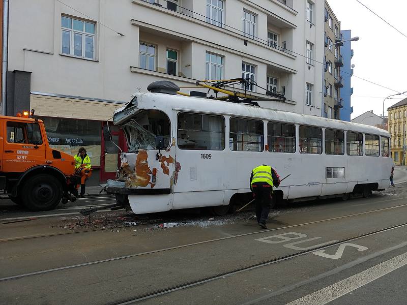 Poškozené tramvaje po nehodě, která se stala v pondělí ráno v brněnské Křížové ulici.