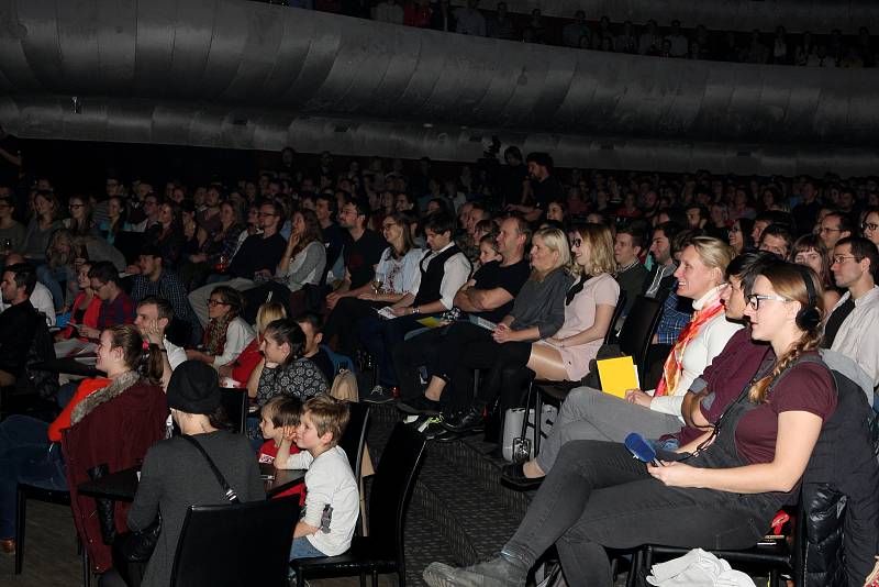 Stovky lidí se zúčastnilo soutěže Science Slam v brněnském Sono centru.