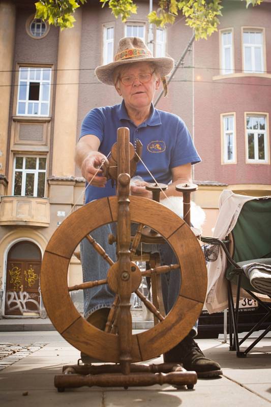 Rok 1908 byl pro brněnskou městkou část Královo Pole zásadní. Od té doby se totiž tehdy ještě jako městys mohlo chlubit svým vlastním znakem. Letošní stosedmé výročí si místní připomněli slavností na Slovanském náměstí a v jeho okolí. 