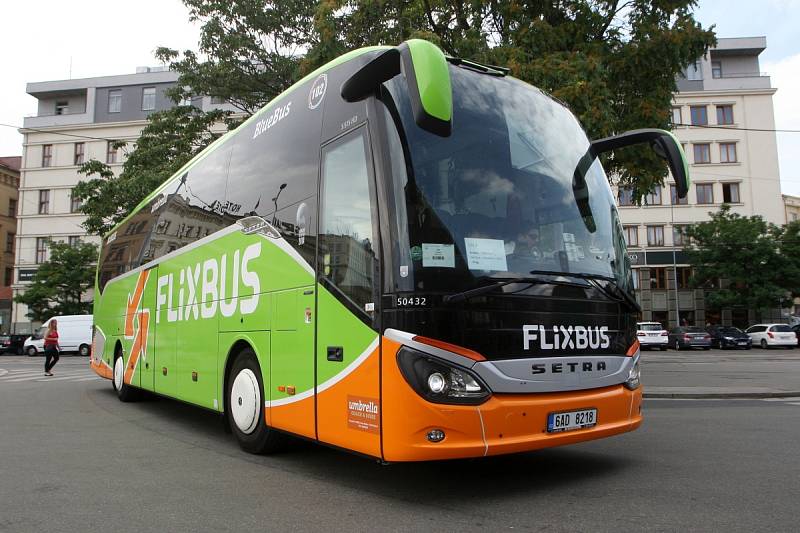 Z Brna do Prahy nově jezdí více spojů. Dopravce FlixBus přidal nové autobusy (do zelena). Chce porazit dominantní RegioJet (žluté). 