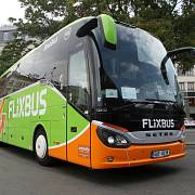 Z Brna do Prahy nově jezdí více spojů. Dopravce FlixBus přidal nové autobusy (do zelena). Chce porazit dominantní RegioJet (žluté). 