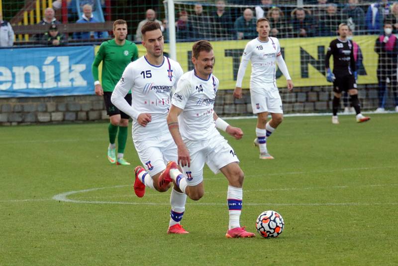 Líšeňští fotbalisté (v bílém) zdolali Příbram na domácím hřišti 4:1.