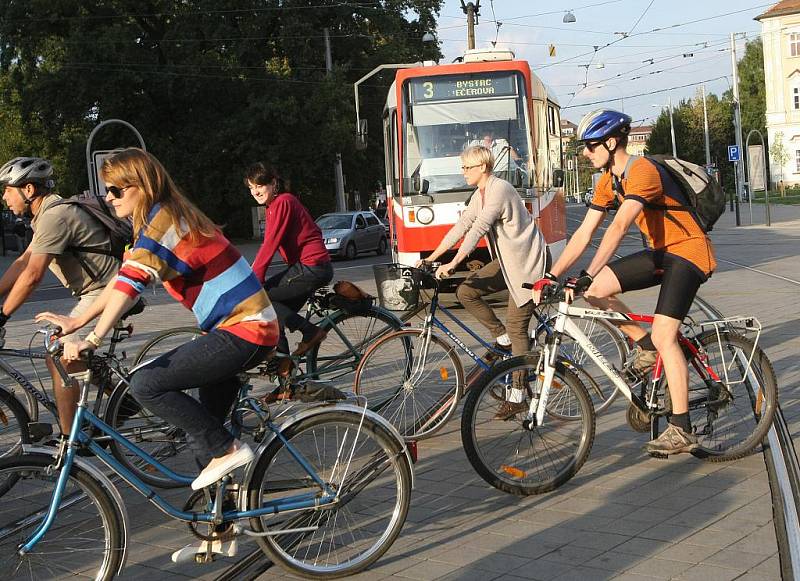 Oslavit čtvrteční Den bez aut společnou cyklojízdou se rozhodli návštěvníci akce pořádané občanským sdružením Brno na kole.