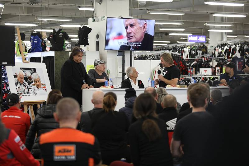 Giacomo Agostini na autogramiádě v Brně.