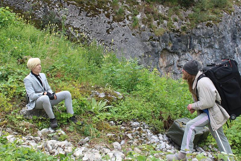 Filmaři natáčeli v pondělí dopoledne fyzicky náročnou scénu dramatu Lidi krve u Sloupsko-šošůvské jeskyně. Na snímku herci Jiří Černý (vlevo) a Jakub Gottwald.