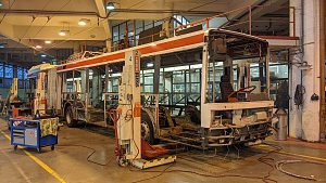 Trolejbus 22 Tr v budoucnu rozšíří sbírku retro vozidel brněnského dopravního podniku. Nyní je na zvedácích v komínské vozovně.
