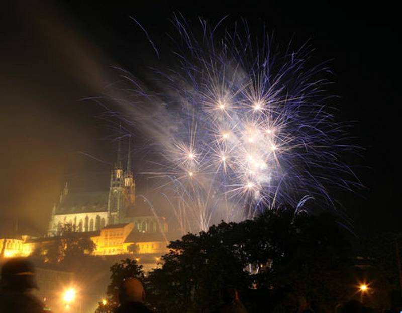 Populární festival ohňostrojů Ignis Brunensis letos oslaví pětadvacet let od založení. Na snímku ročník 2008.