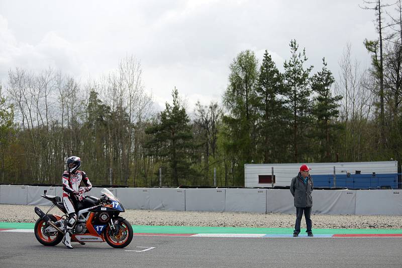 Jarní cenou Brna odstartovala na Masarykově okruhu roadracingová sezona Českomoravské asociace motocyklového sportu CAMS.  Víkendový program nabídnul návrat mezinárodního šampionátu Alpe Adria.