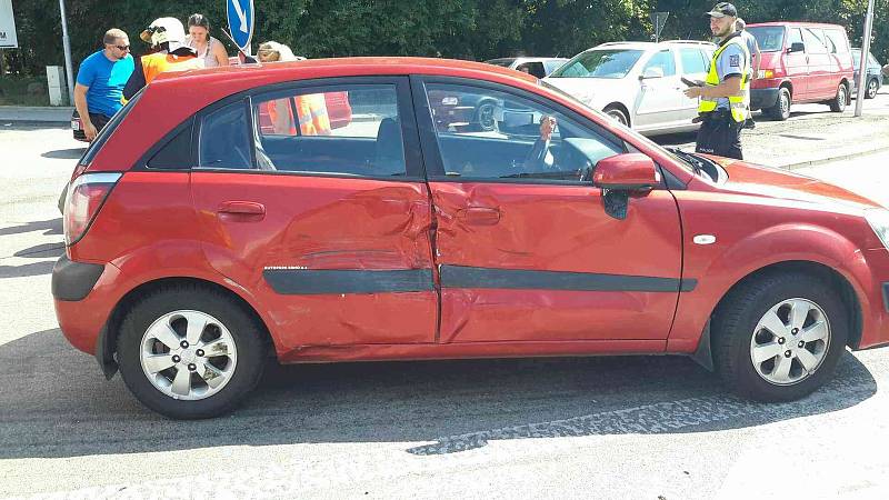 Srážka osobního auta s motorkou omezila v pátek odpoledne dopravu u Kuřimi.