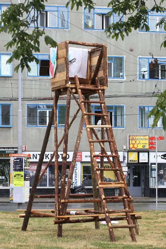 4AM/Galerie architektury chce ozvláštnit brněnské ulice a ukázat nedostatky staveb. Posloužit mají posedy.