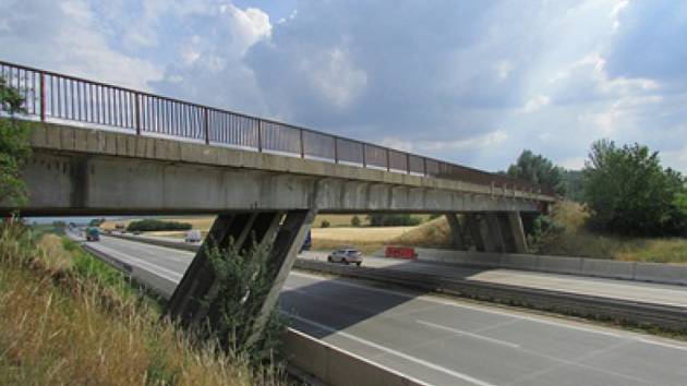 Most mezi brněnskými Chrlicemi a Rebešovicemi před rekonstrukcí.