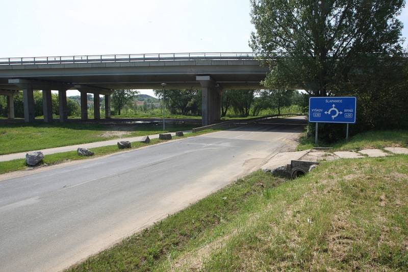 Jižní Moravou prochází významné migrační trasy zvěře. Přes dálnici se ale po takzvaných zelených mostech nedostanou. Žádné tam nejsou. Jeden přechod možná vznikne u Podolí na Brněnsku.