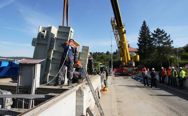 Dvaadvacet tun vážící rychlouzávěr namontovali energetici na hrázi Brněnské přehrady.