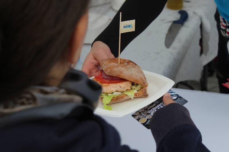 Lidé navštívili již osmý ročník festivalu Slavnosti moře. Letos byl na Kraví hoře. Návštěvníci tam ochutnali různé rybí speciality.