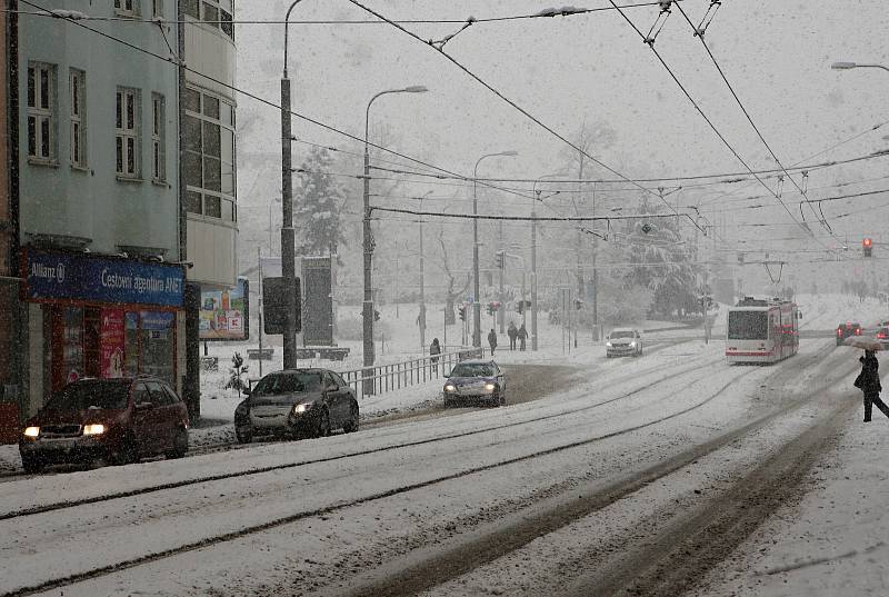 Brněnští silničáři bojují s přibývajícím sněhem.