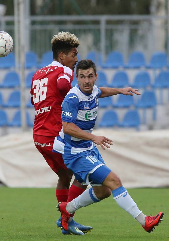 Fotbalový zápas mezi Ústím a Zbrojovkou Brno (v červeném) skončil nerozhodně 2:2.