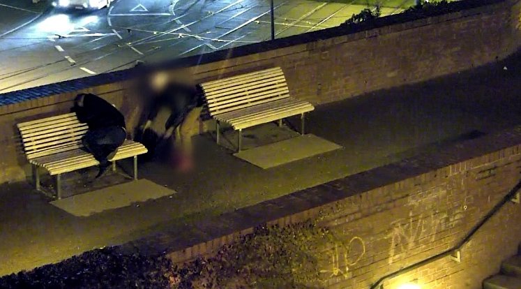 Strážníci dopadli díky kamerám muže, který podle záběrů okradl spícího