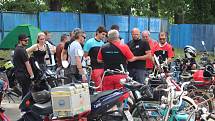Přes sedmdesát mopedů zkrášlilo v sobotu brněnské Chrlice. Jejich majitelé se s nimi dokonce vydali na spanilou jízdu směrem k Mohyle míru.