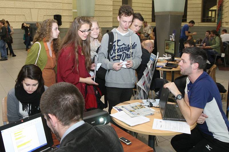 Šéfredaktor sportovní redakce Jaroslav Kára v obležení zvědavých studentů.