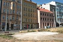 Místo mozaikového čápa je na křižovatce Pekařské a Anenské ulice jen prázdné místo.