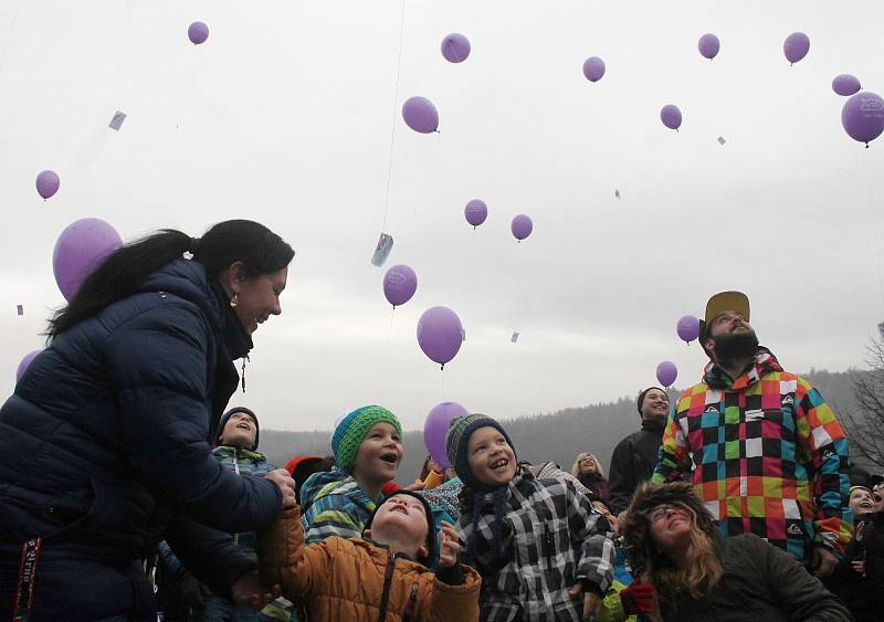 LEŤ BALONKU K JEŽÍŠKOVI. Desítky balonků s přáním Ježíškovi poslaly druhý prosincový pátek děti v Adamově na Blanensku. 