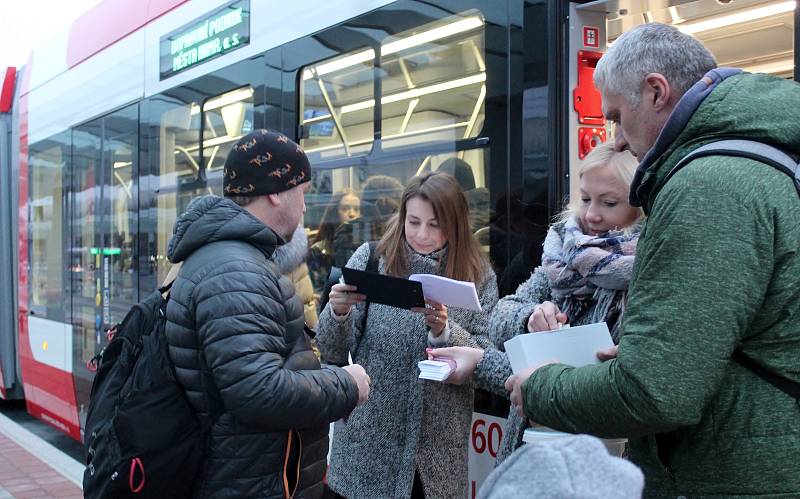 Charitativní jízdu novou obousměrnou tramvají uspořádal ve čtvrtek odpoledne brněnský dopravní podnik se Škodou Group. Vybrali 28900 korun pro organizaci Velvet Smile, která pomáhá nemocným a postiženým dětem.