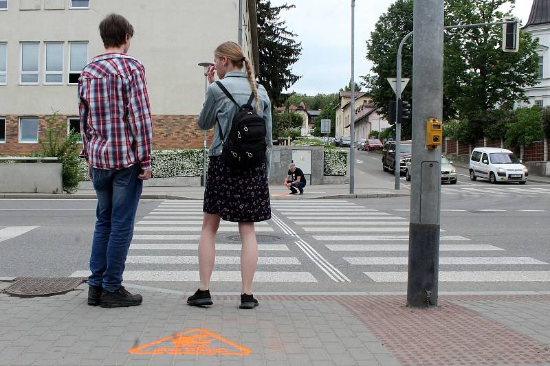 Brněnský dopravní podnik vybral ve městě jednadvacet nejrizikovějších míst, které postupně označí zářivými symboly s nápisem Nebuď jako zombie. První vyznačili v ulici Hlinky.
