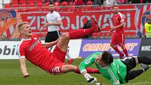 Fotbalisté Zbrojovky Brno (v červeném) uhráli s Karvinou jen bezbrankovou remízu.