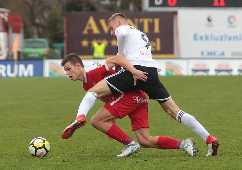 Fotbalisté Zbrojovky Brno (v červeném) uhráli s Karvinou jen bezbrankovou remízu.