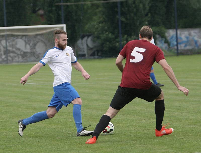 Fotbalisté Tišnova (v bílém) se po vítězství 1:0 nad Spartou Brno dostali do čela krajského přeboru.