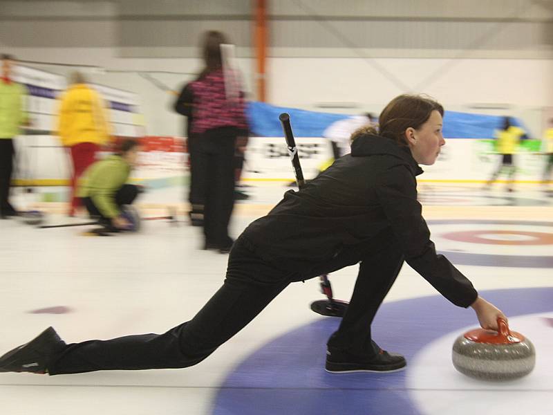 Brněnská hokejová hala za Lužánkami je o víkendu dějištěm mistrovství republiky smíšených družstev v curlingu.