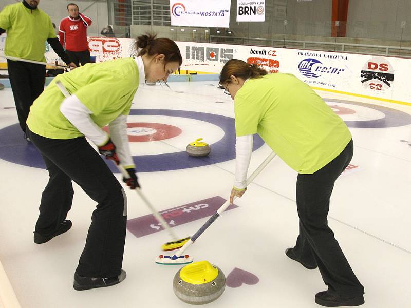 Brněnská hokejová hala za Lužánkami je o víkendu dějištěm mistrovství republiky smíšených družstev v curlingu.