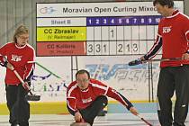 Brněnská hokejová hala za Lužánkami je o víkendu dějištěm mistrovství republiky smíšených družstev v curlingu.